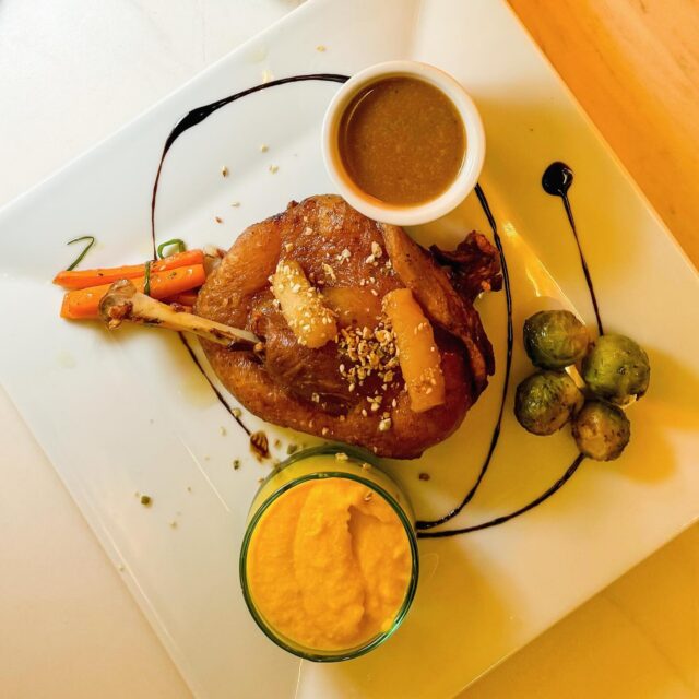 CONFIT DE CANARD SAUCE AUX MARRONS AVEC ECRASÉE DE MAÏS AU SAFRAN ET PETITS LÉGUMES DU MARCHÉ #rabat #lekalaa #rabatriads #riadkalaa #rabatrestaurant #rabatmedina