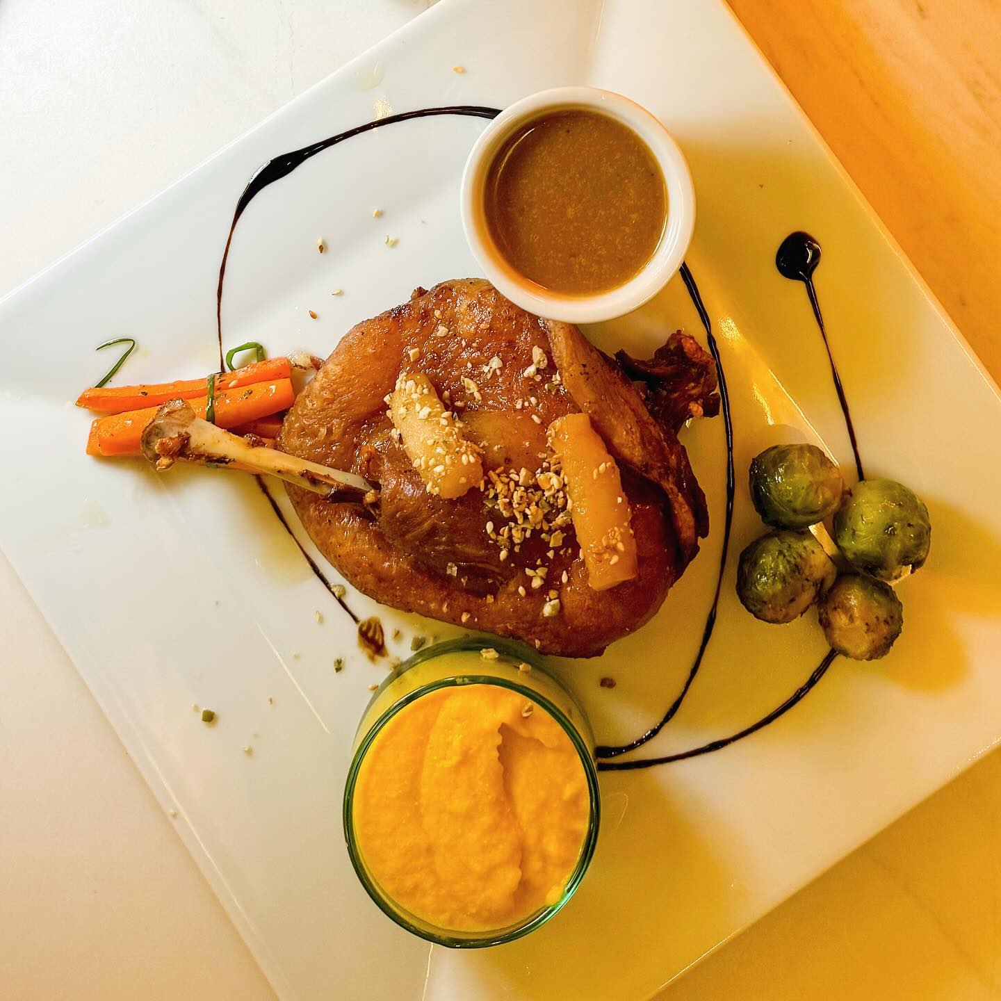 CONFIT DE CANARD SAUCE AUX MARRONS AVEC ECRASÉE DE MAÏS AU SAFRAN ET PETITS LÉGUMES DU MARCHÉ #rabat #lekalaa #rabatriads #riadkalaa #rabatrestaurant #rabatmedina